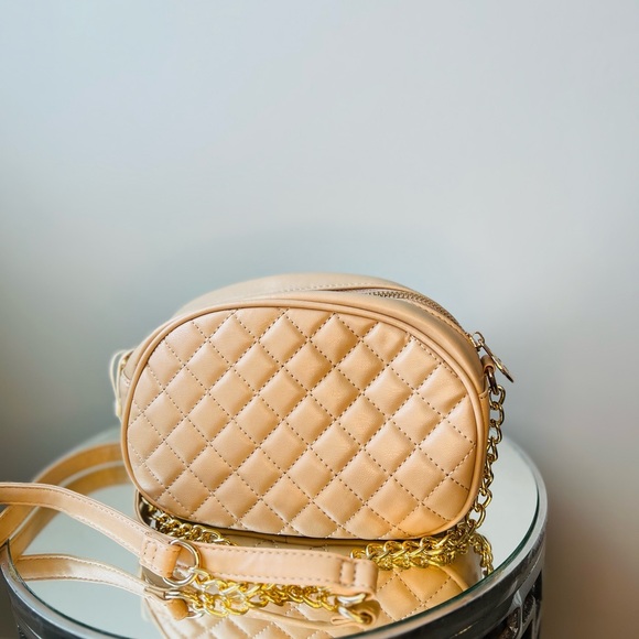 NWT!! Valentino Orlandi Quilted Crossbody purse in this gorgeous nude color. - Picture 4 of 10